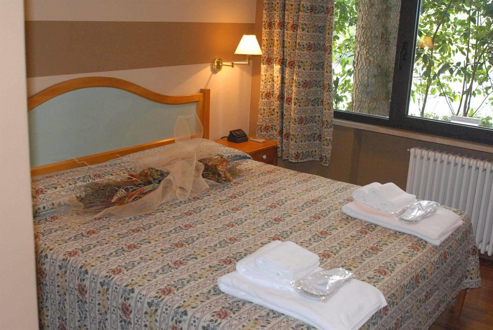 Hotel Ristorante La Grotta Castiglione Delle Stiviere Eksteriør bilde